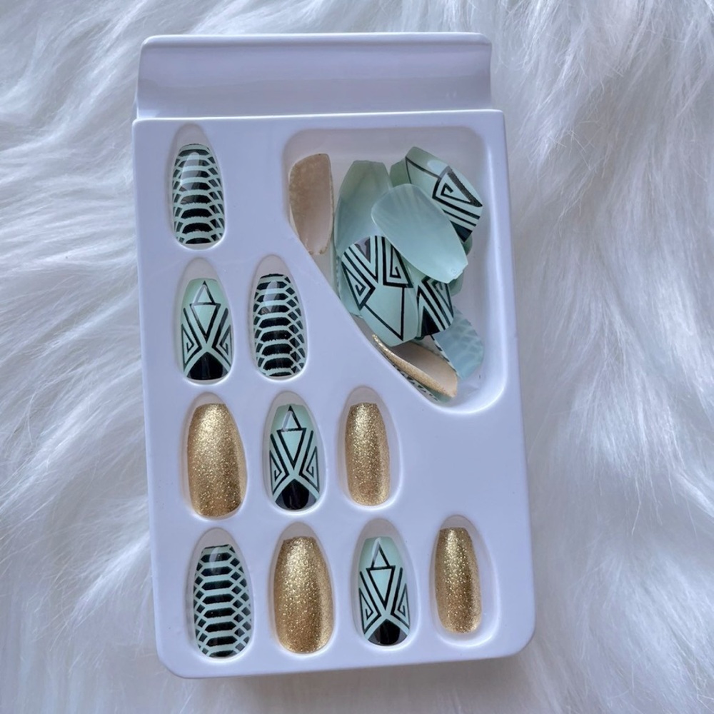 💚✨💅🏻 Green & Gold Glue On Nails 💚✨💅🏻